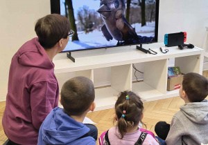 Dzieci poznają bajkowe postaci z łódzkiego Semafora.