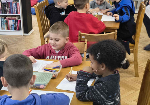 Dzieci rysują poznane postacie z bajek.