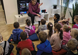 Dzieci w bibliotece słuchają o postaciach z łódzkich bajek.