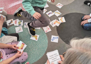 Chłopiec rozwiązuje zagadkę.