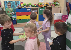 Dzieci poszukują swojej pary.