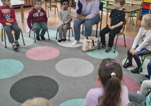 Dzieci słuchają niesamowitych przygód skarpetek czytanych przez mamę Szymona.