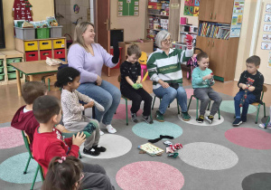 Dzieci tańczą ze skarpetkami.