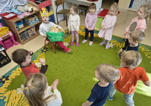 Dzieci śpiewają sto lat Wiktorowi.