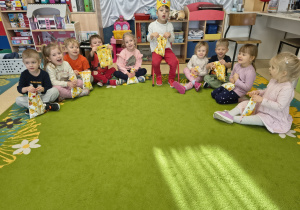 Pamiątkowe zdjęcie z solenizantem.