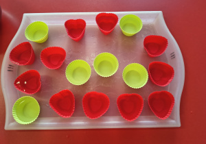 Prezentacja napełnionych foremek wodą.