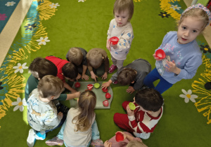 Dzieci obserwują co się stało z wodą pozostawioną w foremkach na mrozie.