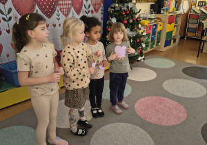 Dziewczynki klasyfikują serca wedłg rozmiaru oraz koloru.