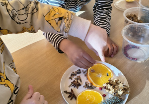 Dziewczynka tworzy witraż.