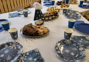 Prezentacja stołu z poczęstunkiem dla babci i dziadka.