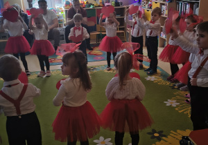 Dzieci prezentują taniec do piosenki pt. "Serduszko puka w rytmie cza-cza".