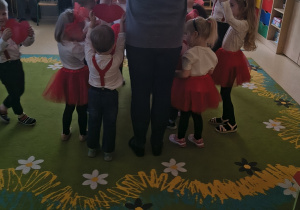 Dzieci prezentują układ taneczny dla babci i dziadka.