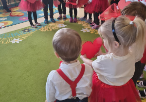 Pamiątkowe zdjęcie dzieci po skończonym tańcu.