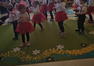 Dzieci uczestniczą w zabawie muzyczno-ruchowej z dzwoneczkami.
