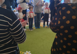 Wspólna zabawa z Dziadkami i rodzicami przy piosence pt. "Ręce w górę, ręce w bok"