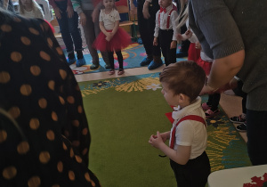 Zabawa muzyczno-ruchowa z przybyłymi gośćmi.