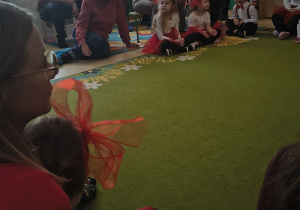 Wspólna zgadywanie tytułów puszczanych utworów muzycznych.