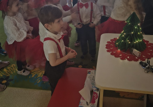 Dzieci szykują się do wręczenia prezentów Dziadkom.