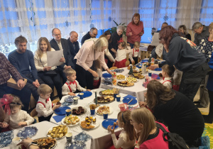 Wspólny poczęstunek.