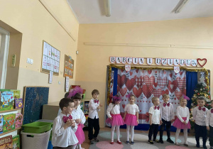 Dzieci oczekują na przybycie babć i dziadków.