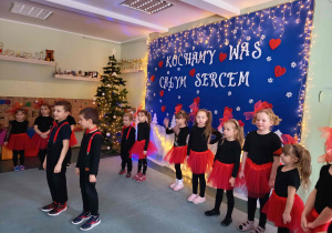 Chłopcy składają życzenia.