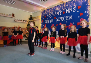 Chłopiec mówi wiersz o babci.