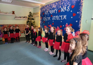 Dzieci śpiewają piosenkę o babci i dziadku.