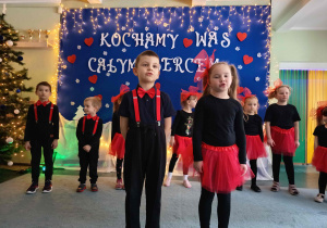 Dzieci recytują wiersz dla dziadka.