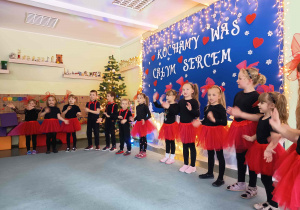 Dzieci śpiewają piosenkę Babcia ukochana.