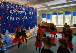 Dzieci tańczą Rock Roll.