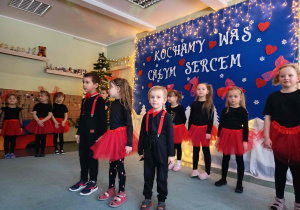 Dzieci wymieniają co lubią robić z babcią.