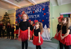 Dziewczynki mówią jakim skarbem jest babcia.