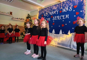 Dziewczynki mówią wiersz o babci.