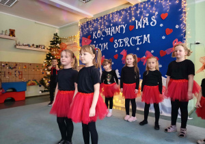 Dziewczynki recytują wiersz o babci.