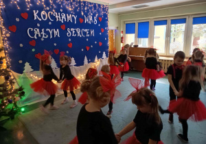 Taniec Rock Roll w wykonaniu dzieci.