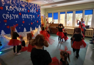 Taniec Rock Roll w wykonaniu dzieci z grupy Sowy.