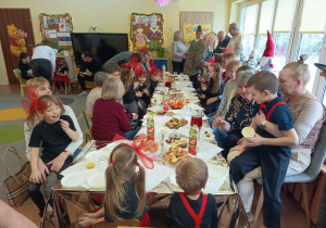 Słodki poczęstunek i wręczenie prezentów.
