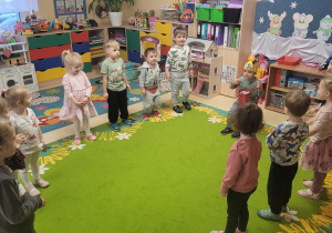 Dzieci śpiewają sto lat Frankowi.