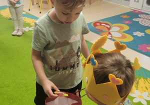 Chłopiec składa życzenia solenizantowi.