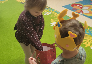 Dziewczynka życzy spełnienia marzeń Frankowi.