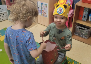 Chłopiec życzy dużo zdrowia solenizantowi.