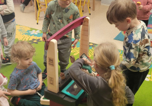 Dzieci oglądają zabawkowy sklep.