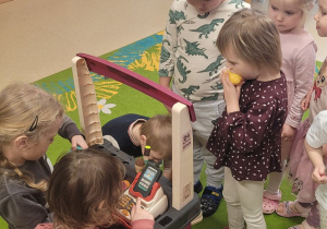 Dziewczynki skanują produkty.