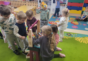 Dzieci stoją w kolejce po zakupy.