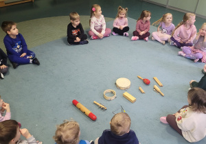 Zapoznanie dzieci z wyglądem i nazwami niektórych instrumentów muzycznych.