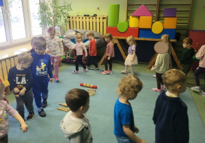 Dzieci maszerują w rytm muzyki.