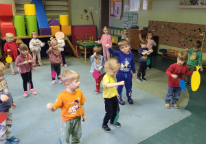 Zabawy muzyczne z balonami.