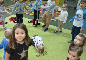 Dzieci tańczą w kole.