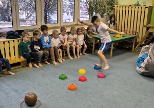 Chłopiec idzie do ścieżce sensorycznej.