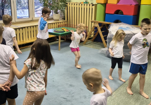 Dzieci chodzą na piętach w kole.